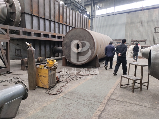 周經(jīng)理帶領(lǐng)廣東客戶對炭化機(jī)生產(chǎn)車間的考察之旅